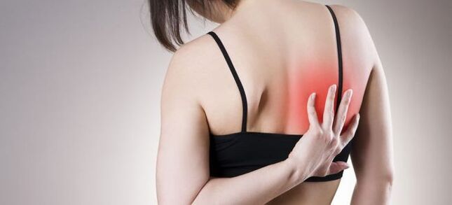 Rritja e dhimbjes së shpinës gjatë lëvizjes është një shenjë e osteokondrozës torakale